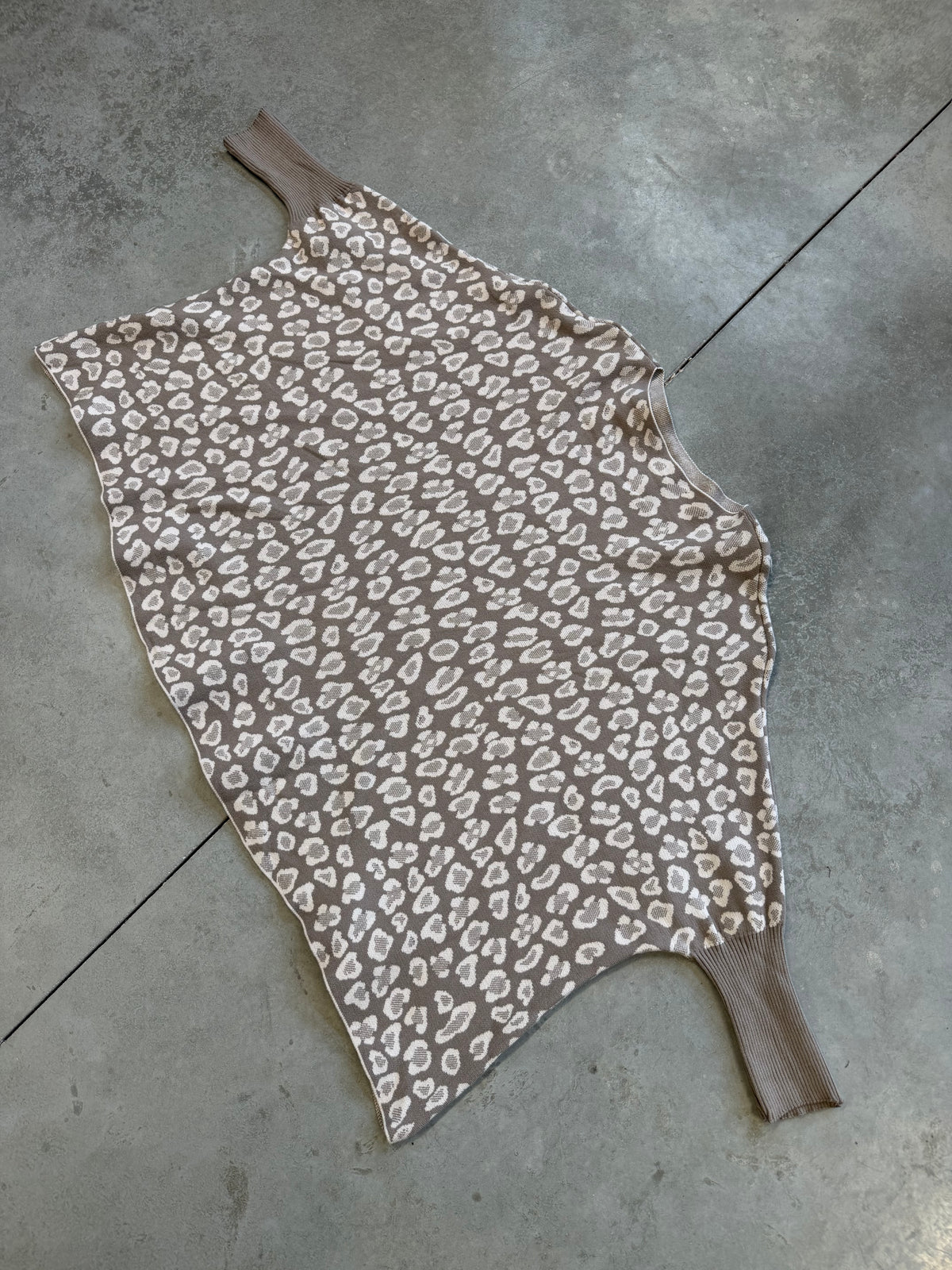Feinstrick Fledermauspullover im LEO Style taupe/weiß