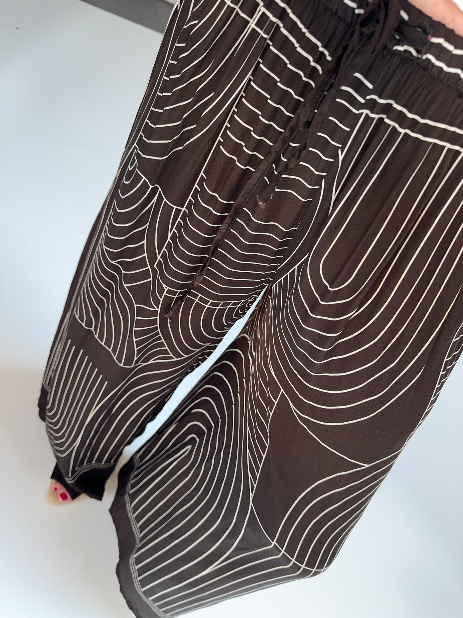 Luftige Sommerhose LUXURY CLEAN GIRL mit Seidenoptik dark chocolate