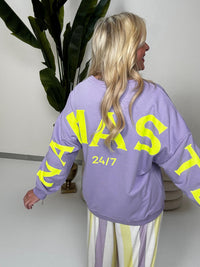 Sweater mit Rückenprint NAMASTE flieder