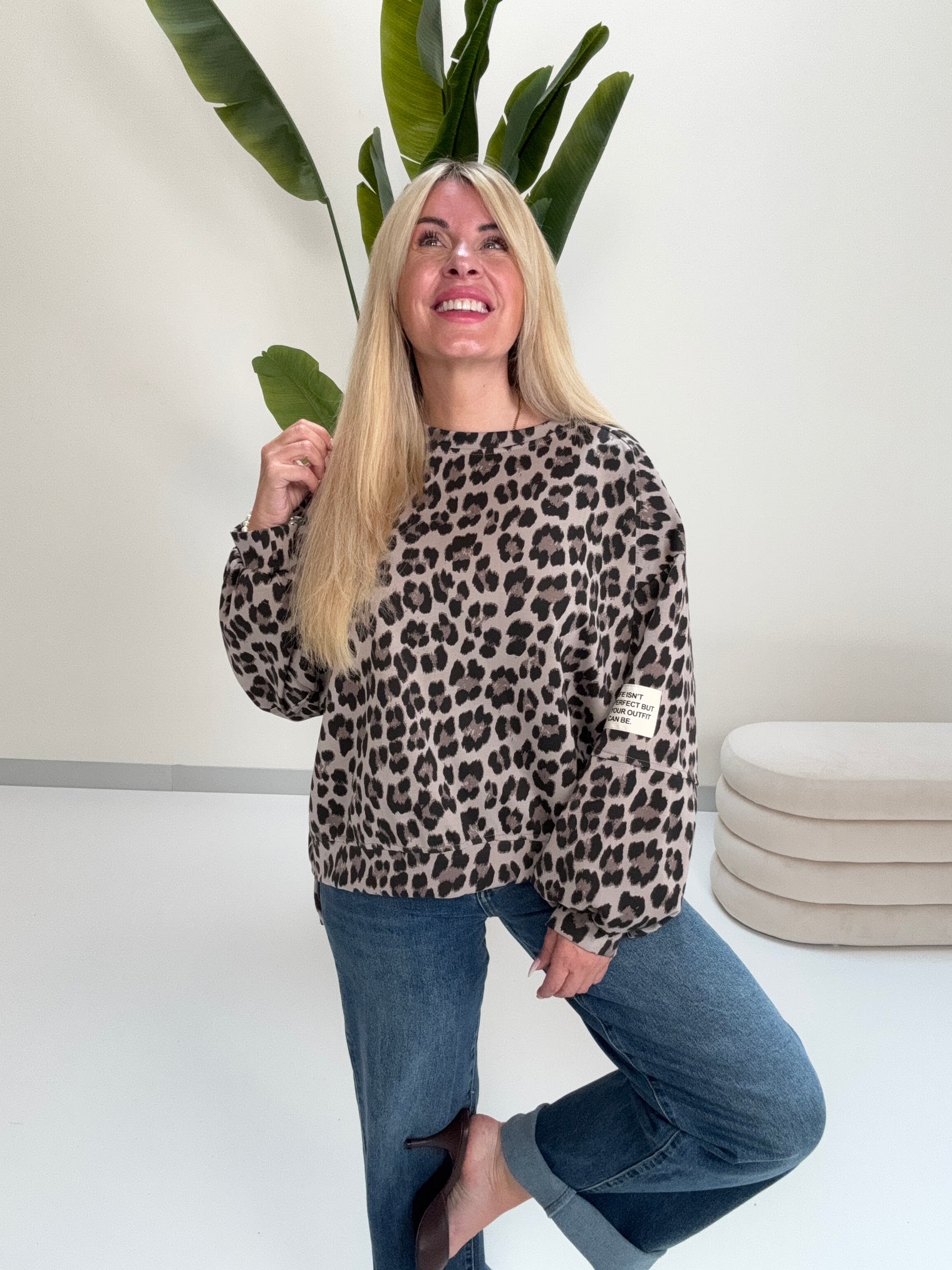 Butterstoff Sweater mit Patch am Ärmel soft taupe LEO schwarz/taupe