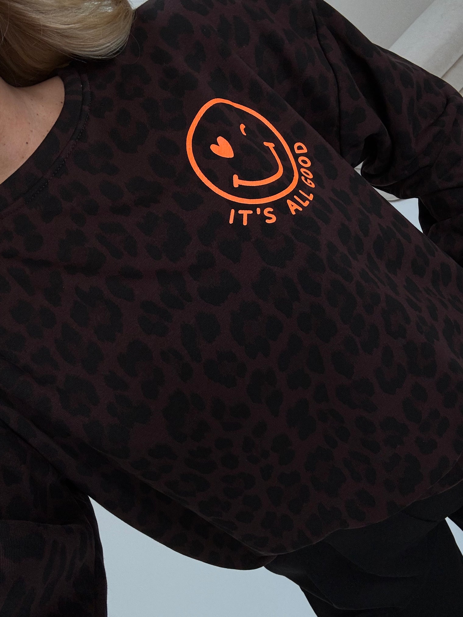 Oversize Sweater dark chocolate Leo ITS ALL GOOD orange mit Rückenprint