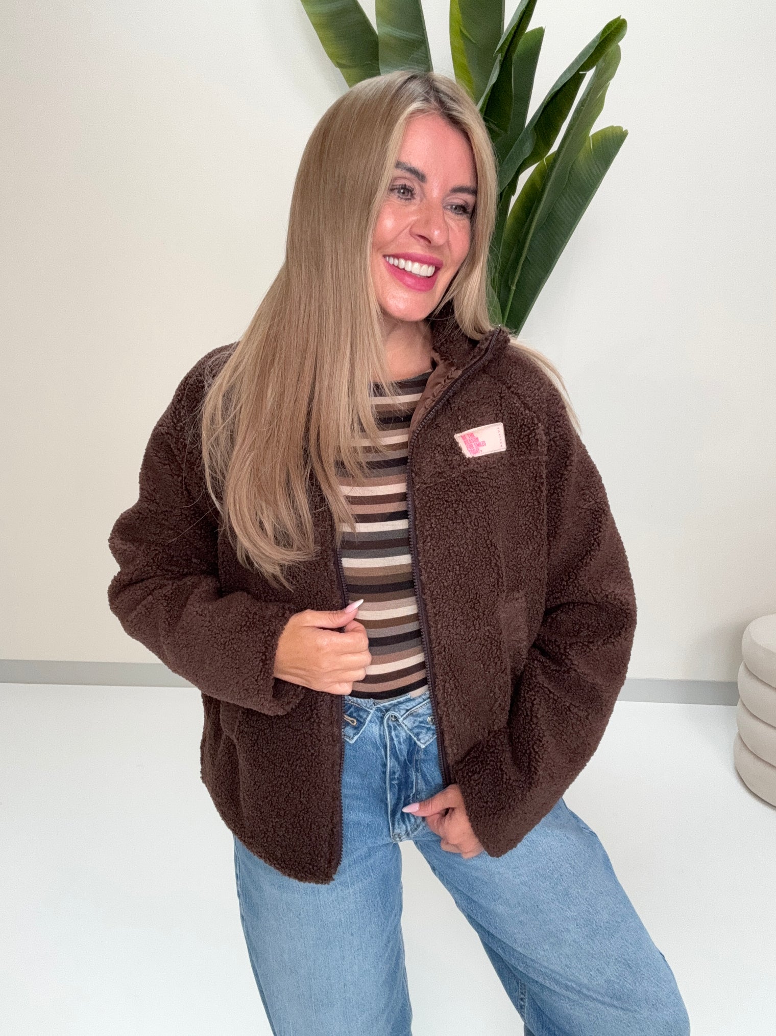 Kuschel Jacke mit Reißverschluss & Patch BE THE REASON FOR SMILES TODAY dark chocolate