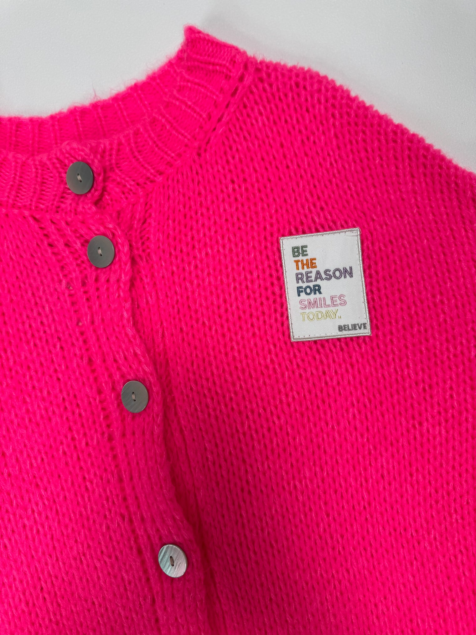 Sommer Strickjacke mit Patch BE THE REASON FOR SMILES TODAY  hot pink