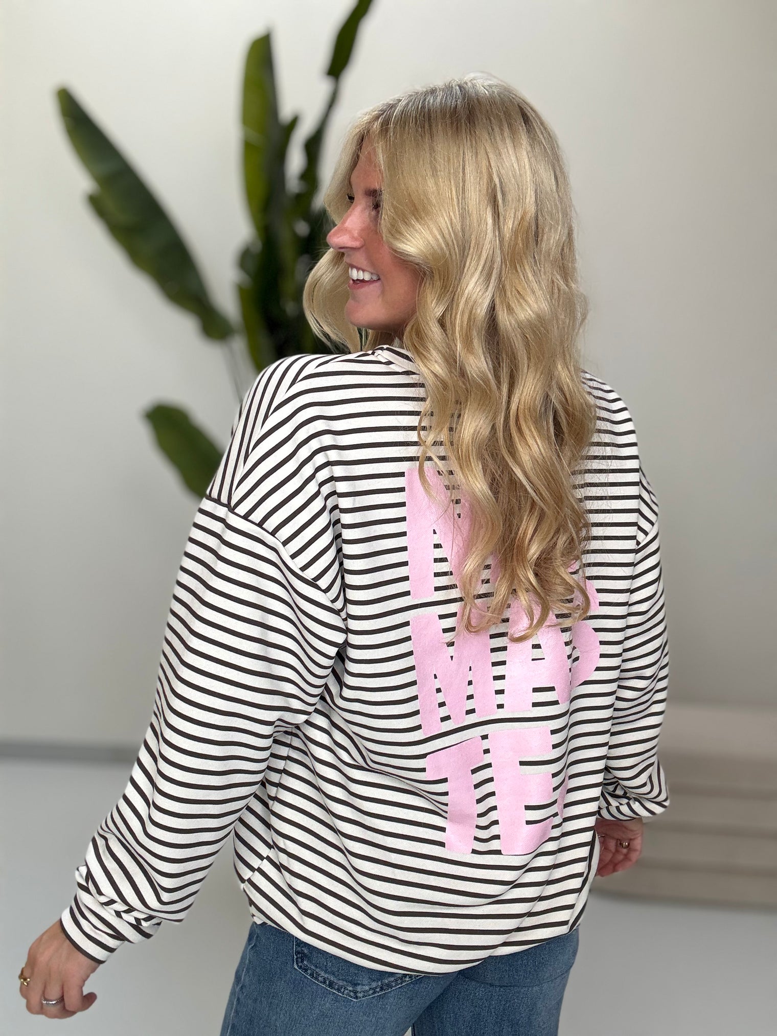 Sweater mit Rückenprint creme/coffee geringelt NAMASTE