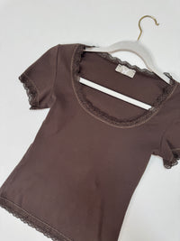 Shirt mit Spitzenrand BASIC QUEEN coffee