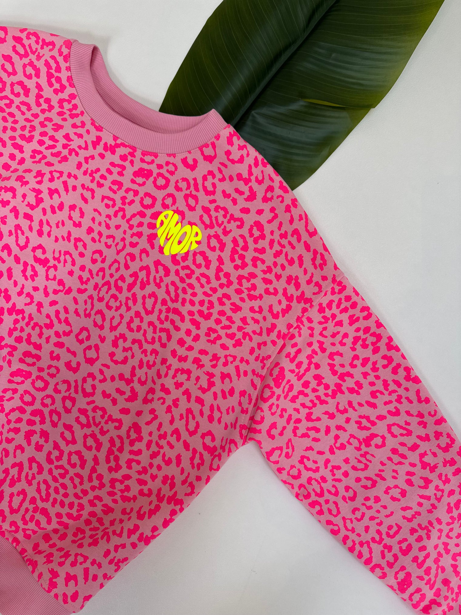 Sweater mit Rückenprint AMOR CLUB rosa leo