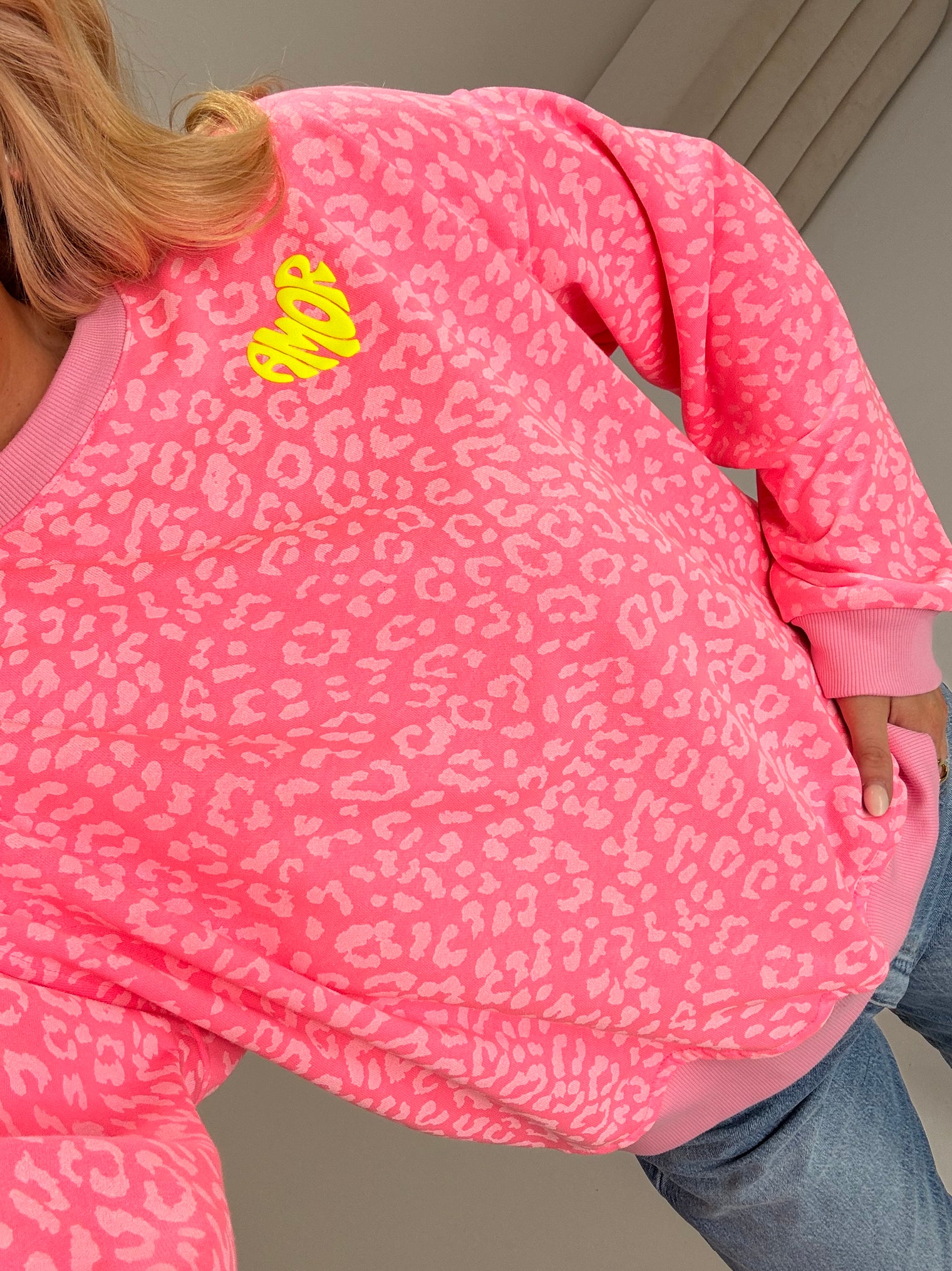 Sweater mit Rückenprint AMOR CLUB pink leo