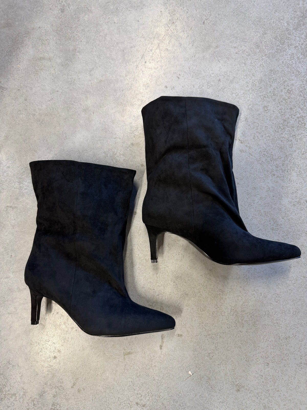 Velours Stiefelette mit kurzem Schaft schwarz