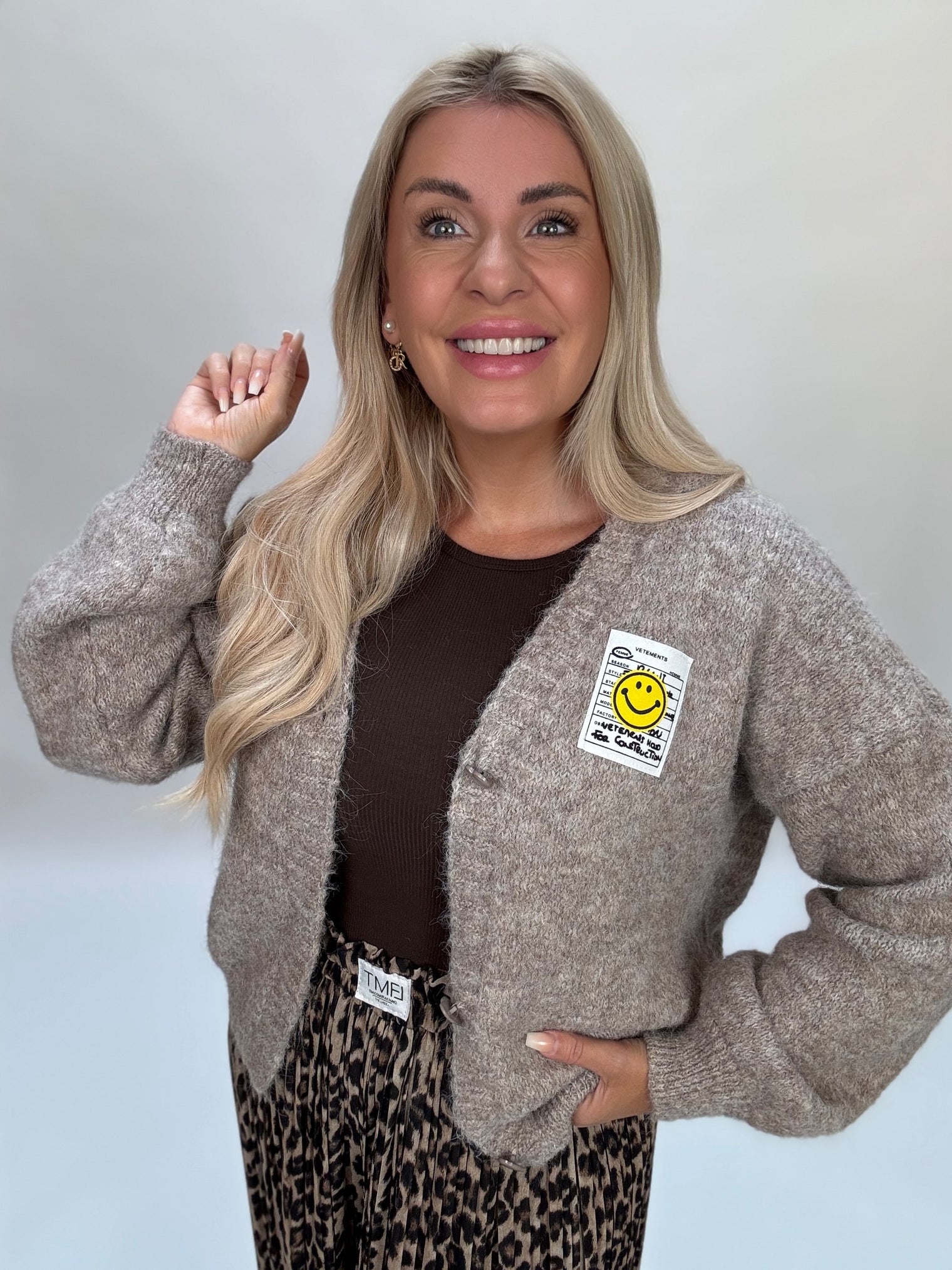 Cardigan ONLY GOOD VIBES taupe meliert
