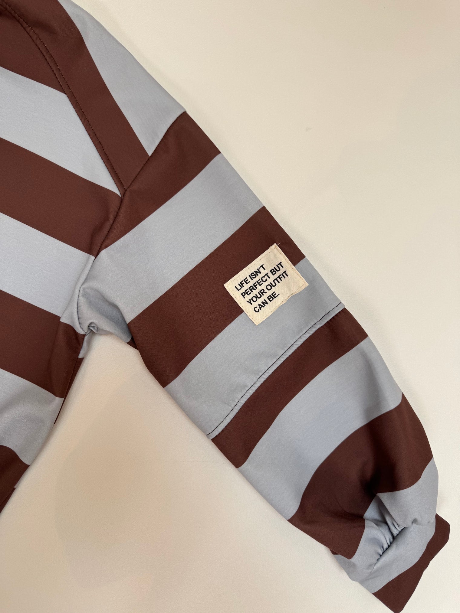 Butterstoff Sweater mit Patch am Ärmel BIG STRIPES hellblau/coffee