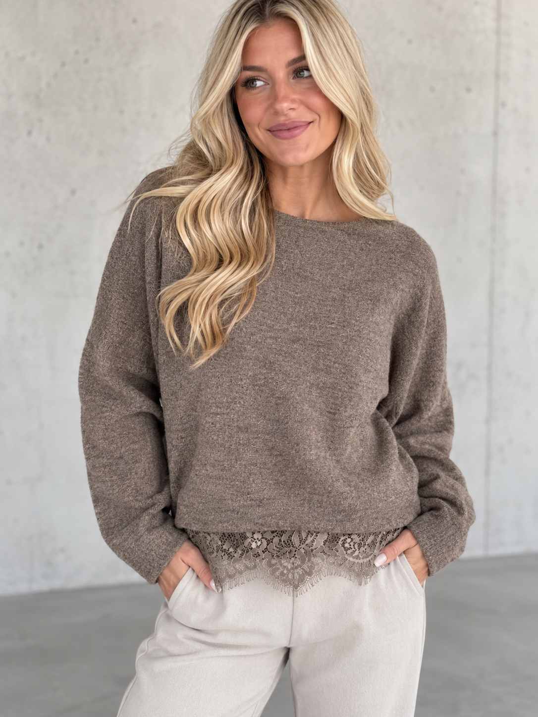 Romantischer Pullover mit Spitzen Rückenausschnitt taupe