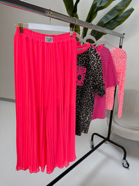 Signature Plisseehose hot pink mit Patch