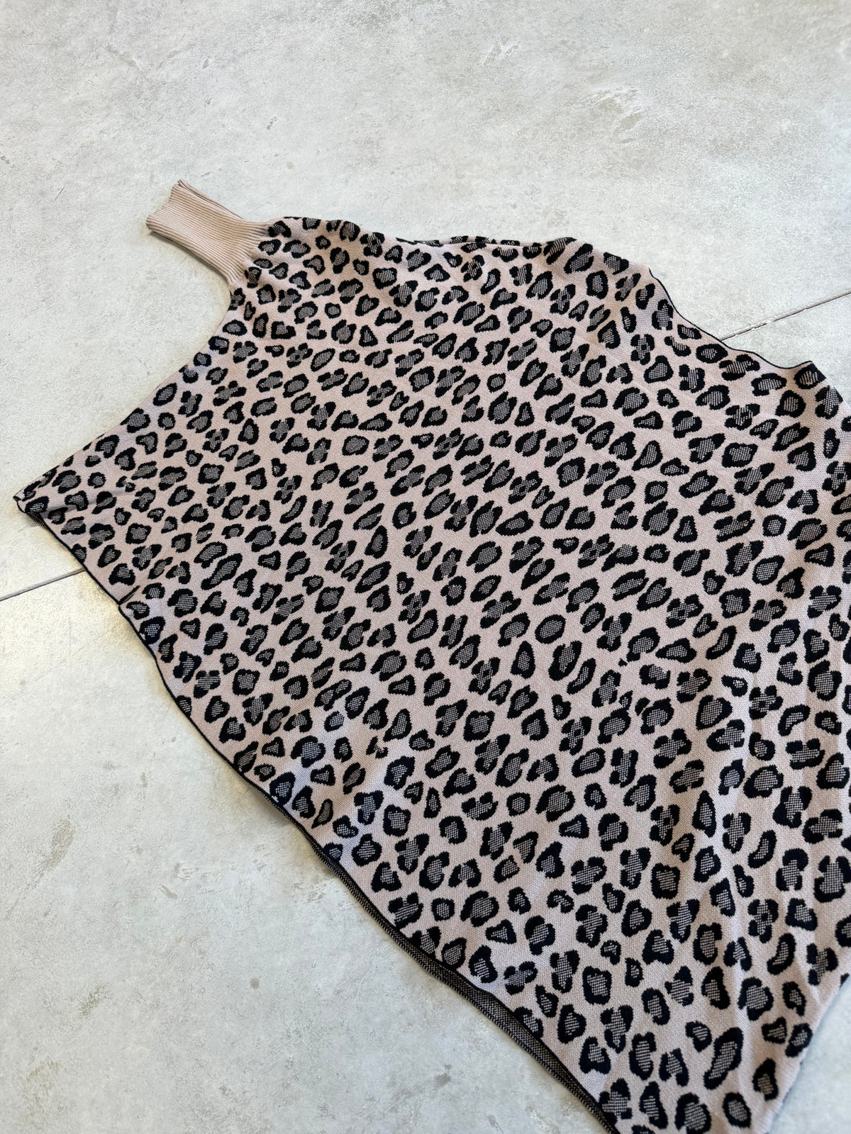 Feinstrick Fledermauspullover im LEO Style taupe/schwarz