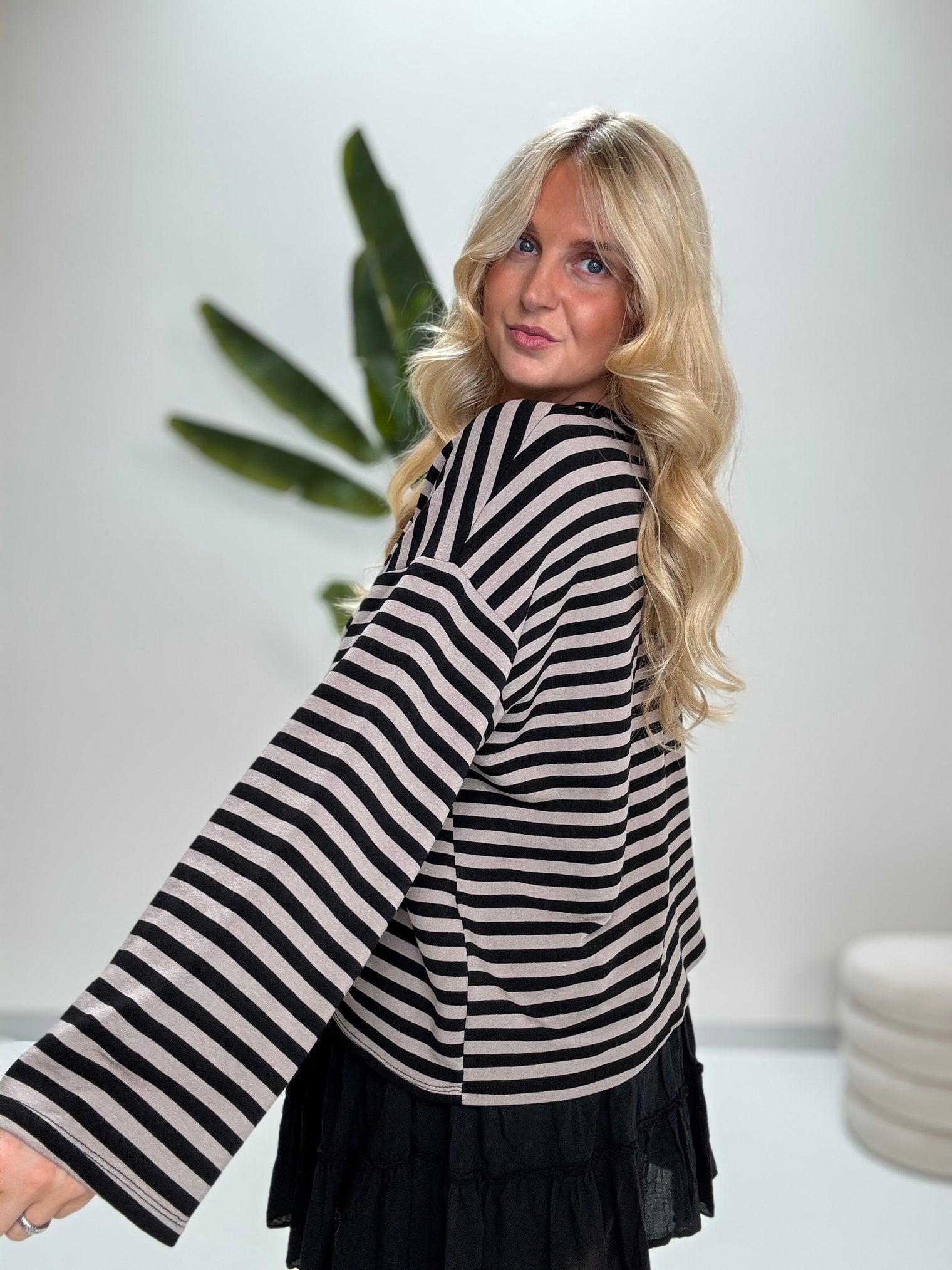 Longsleeve mit leicht ausgestelltem Ärmel STRIPES schwarz/taupe