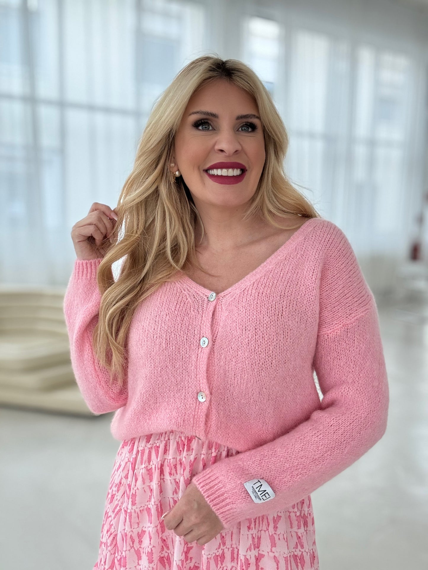 Kuschelweiche Basic Strickjacke mit Patch am Ärmel rosa