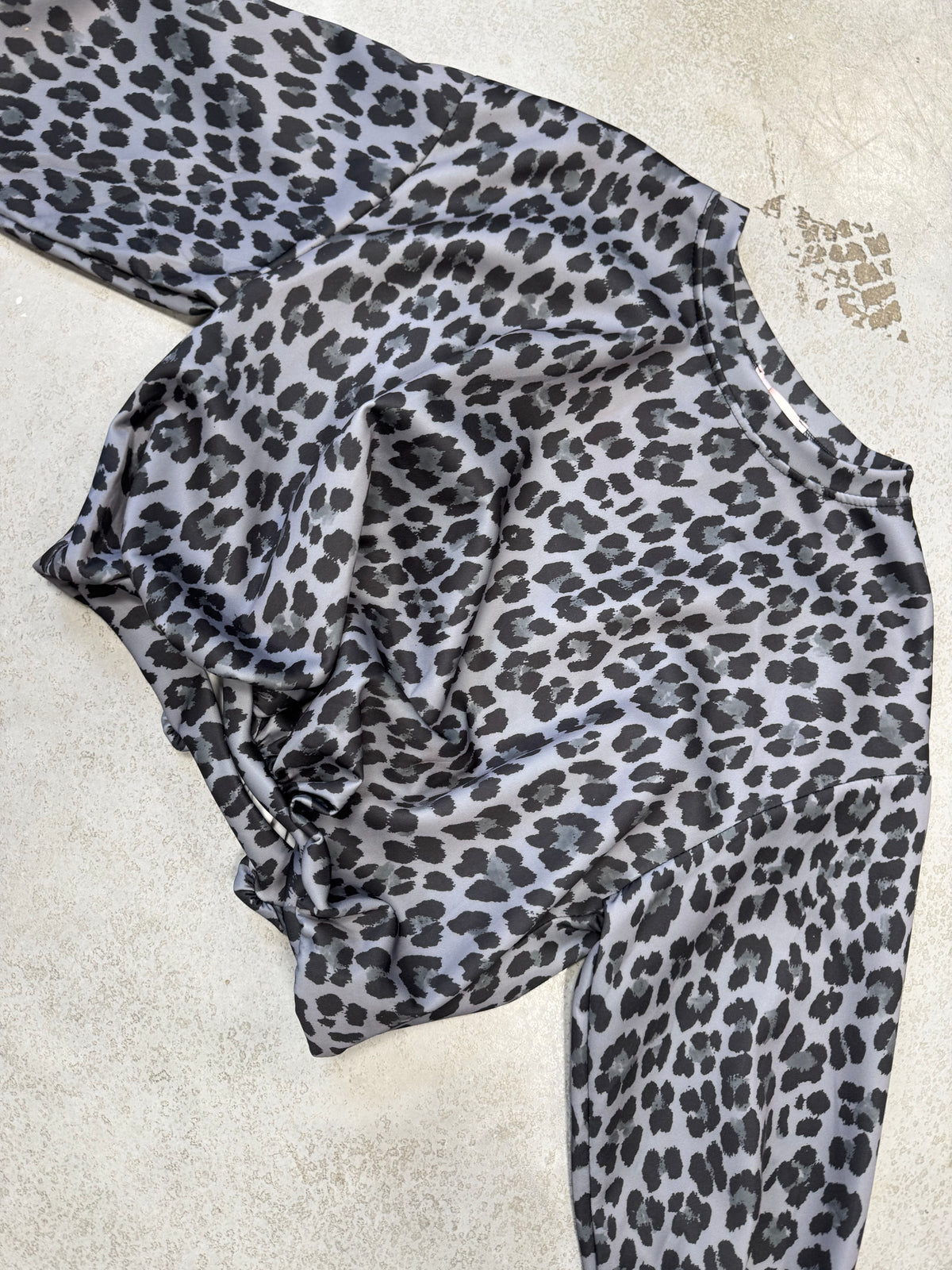 Butterstoff Pullover mit Gummizug unten grau/schwarz LEO