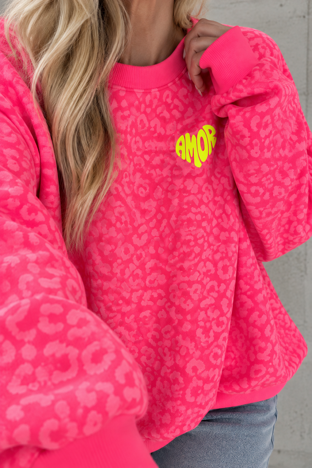 Sweater mit Rückenprint AMOR CLUB hot fuchsia leo