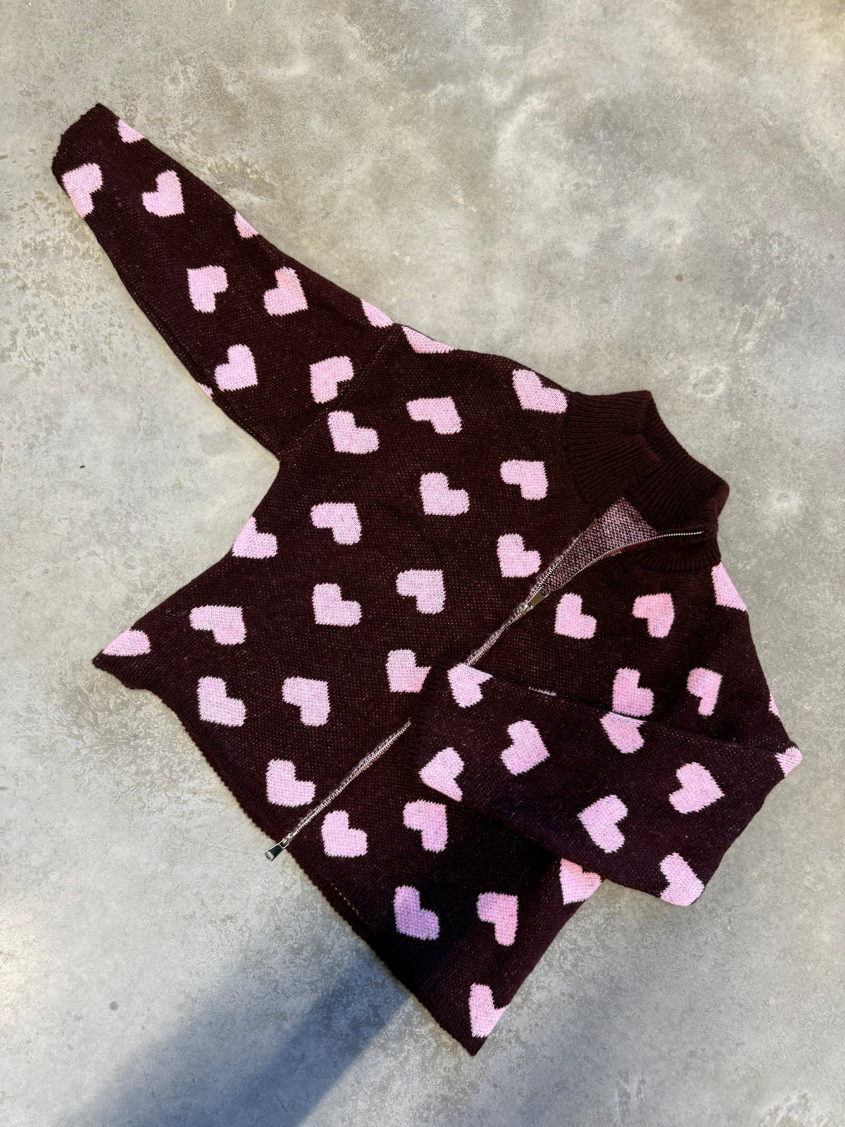 Zipper Strickjacke mit Herzchen burgundy/rosa