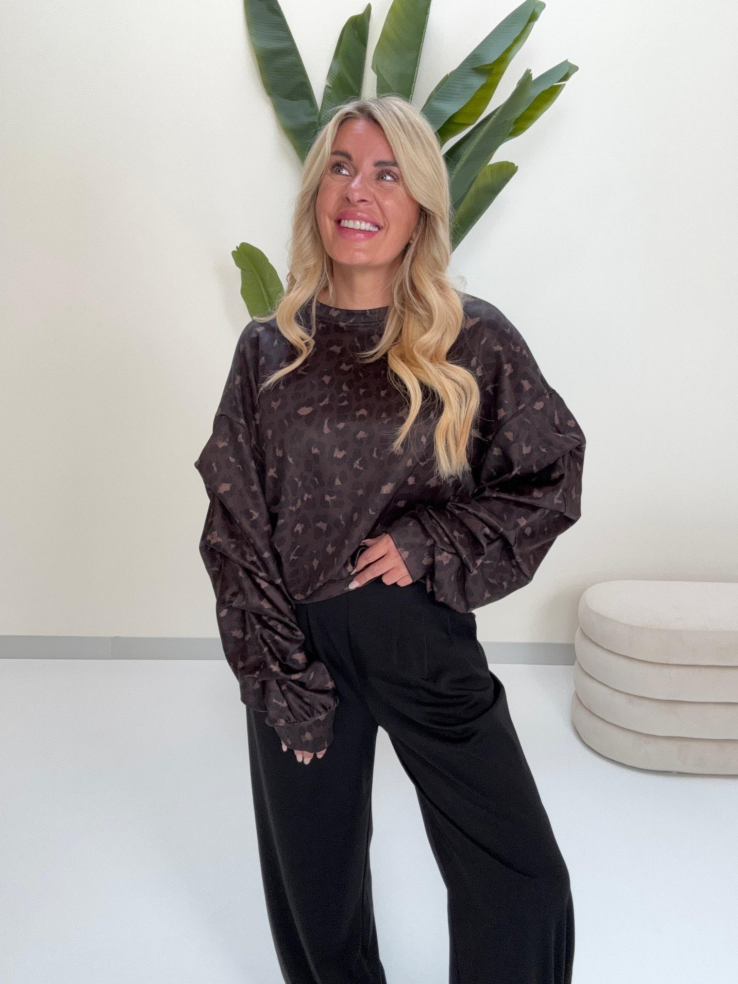 Butterstoff Pullover mit Crinkle Arm dark chocolate leo