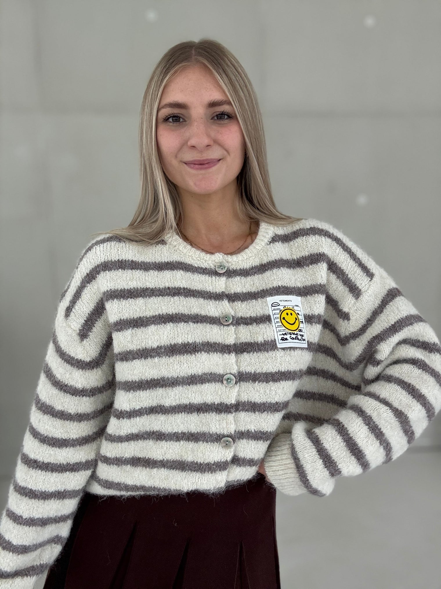 Cardigan ONLY GOOD VIBES creme/Taupe Grey