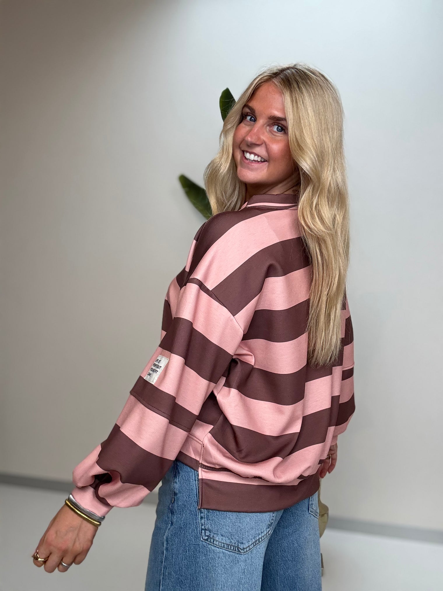 Butterstoff Sweater mit Patch am Ärmel BIG STRIPES soft Peach/coffee