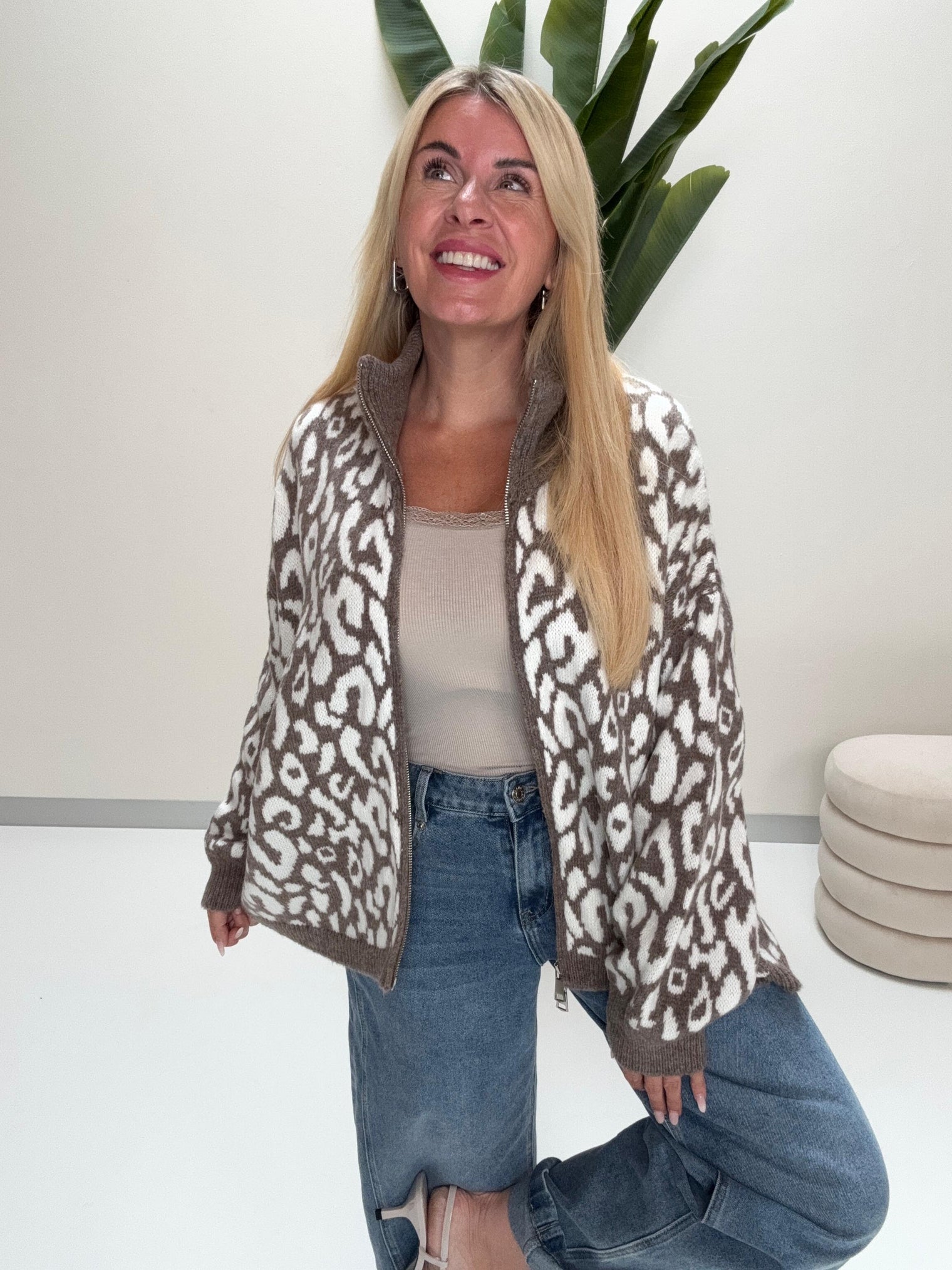Zipper Strickjacke im angesagten Leo Muster taupe/creme