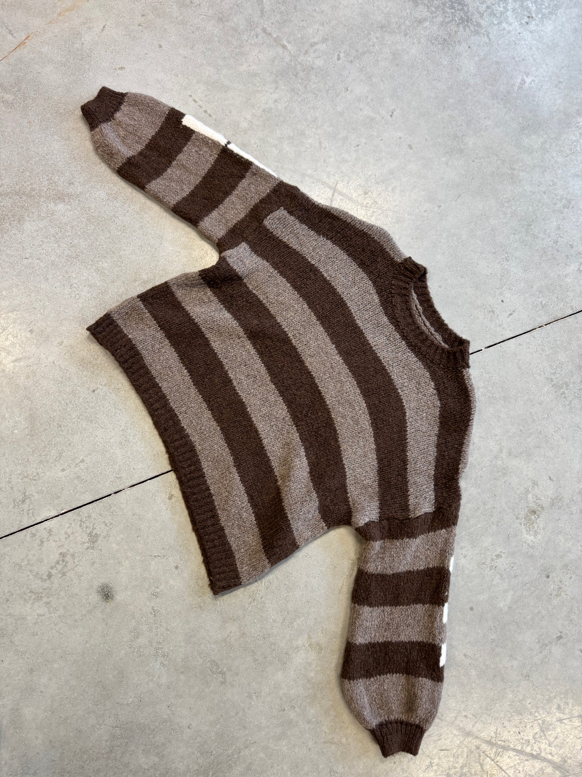 Kuschelweicher Strickpullover mit Rückenprint NAMASTE Gestreift Taupe/Chocolate