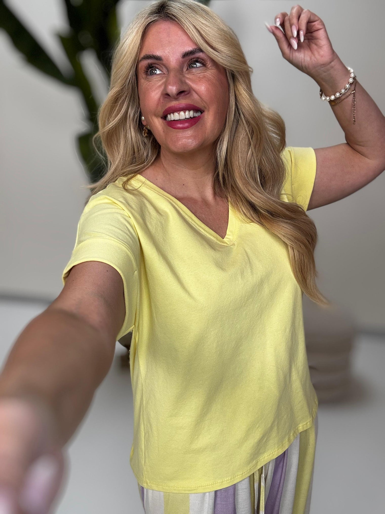 Basic Shirt KEEP IT SIMPLE mit V-Ausschnitt lemon