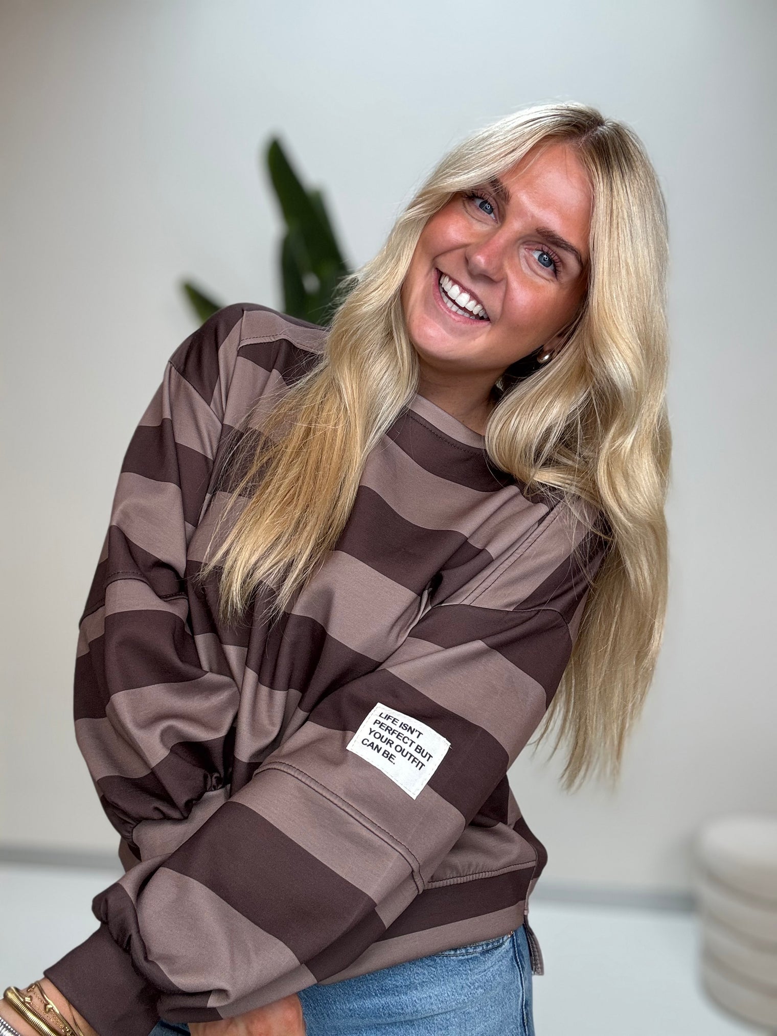 Butterstoff Sweater mit Patch am Ärmel BIG STRIPES mocha/coffee