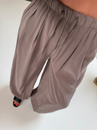 Ballon Hose mit Gummizug an den Bündchen taupe