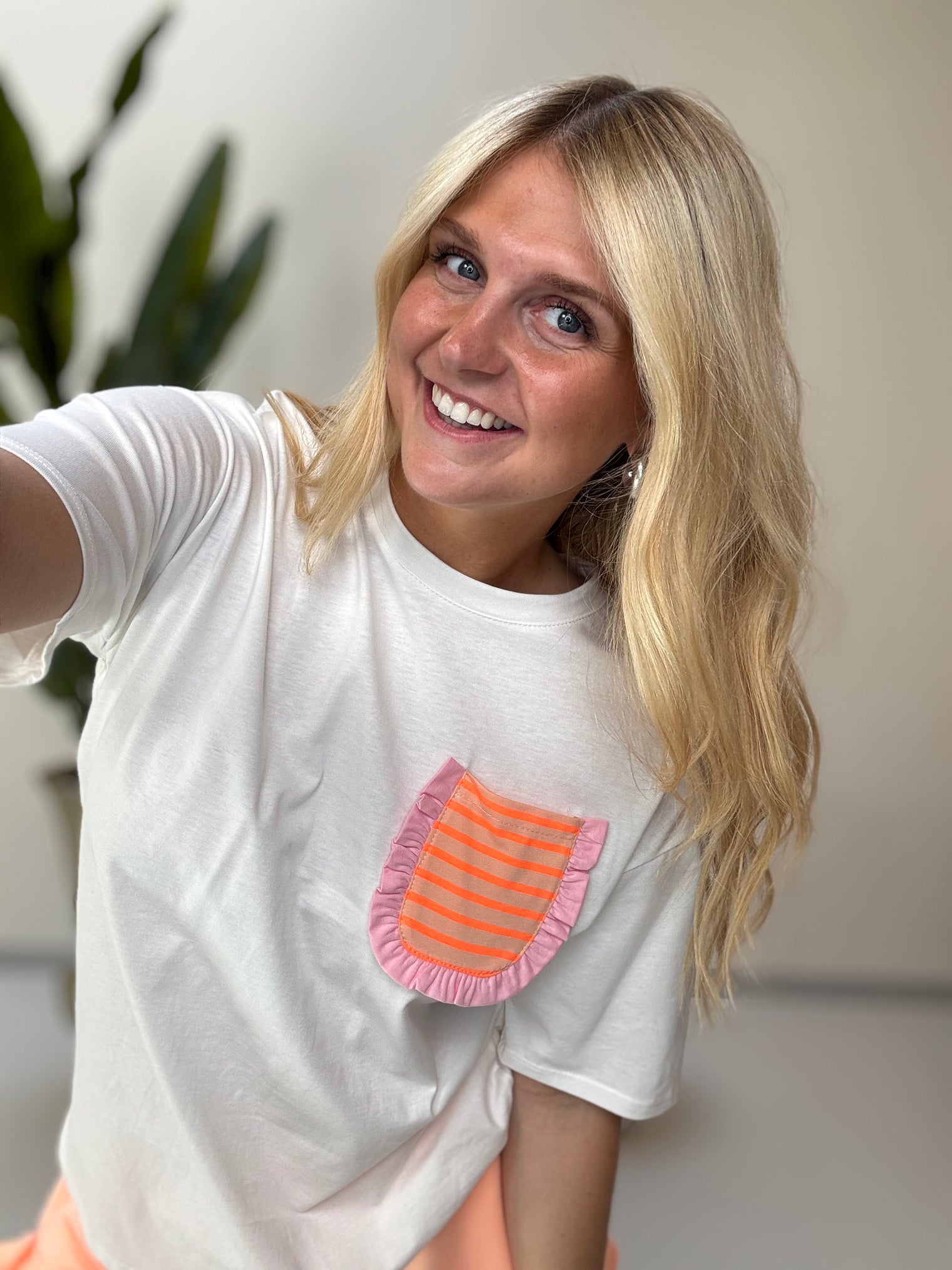 Shirt mit kleiner Brusttasche KISS MY VOLANTS weiß