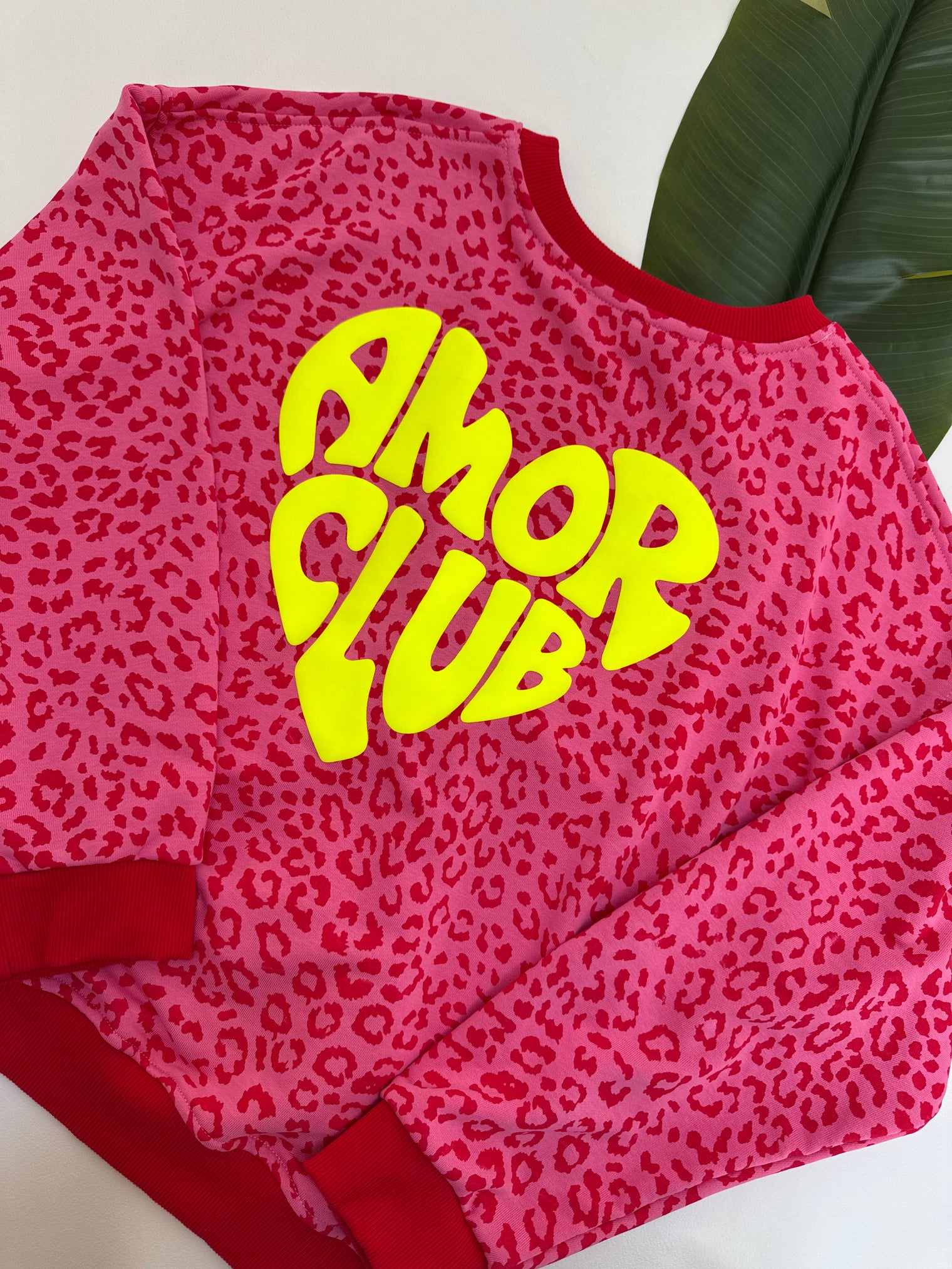 Sweater mit Rückenprint AMOR CLUB rot leo