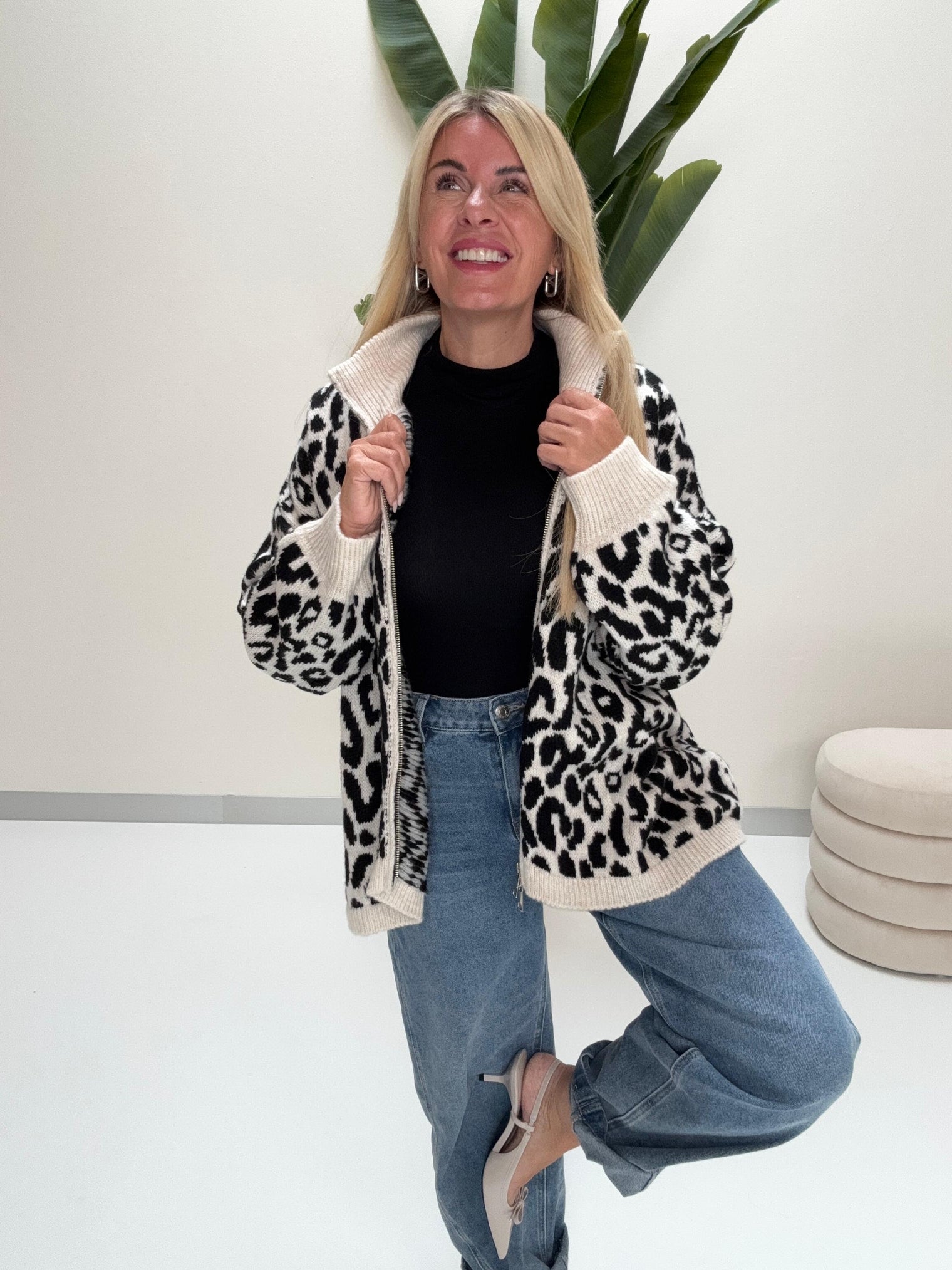 Zipper Strickjacke im angesagten Leo Muster schwarz/creme