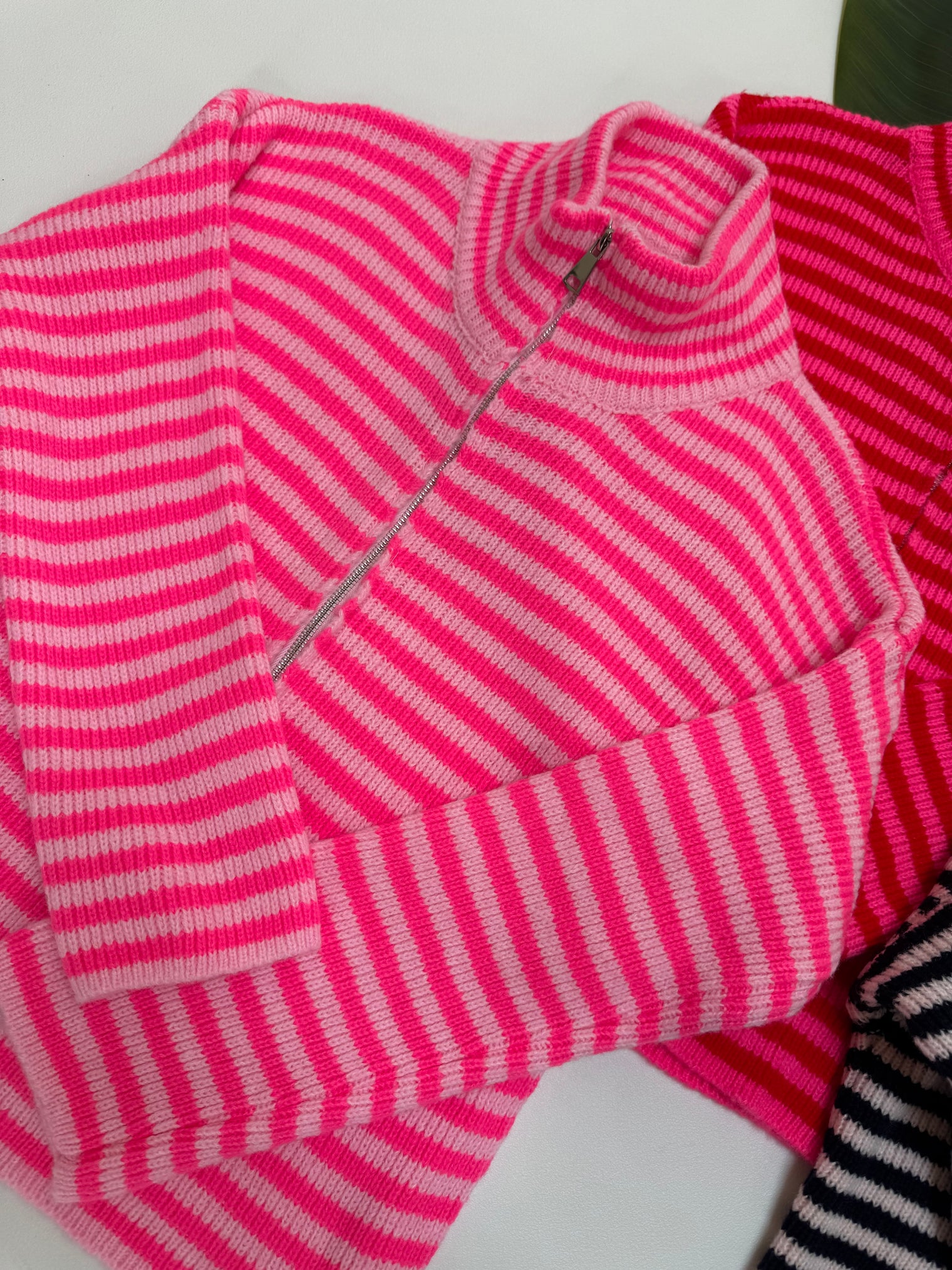 Zipper Strickjacke mit leicht ausgestelltem Ärmel rosa/pink
