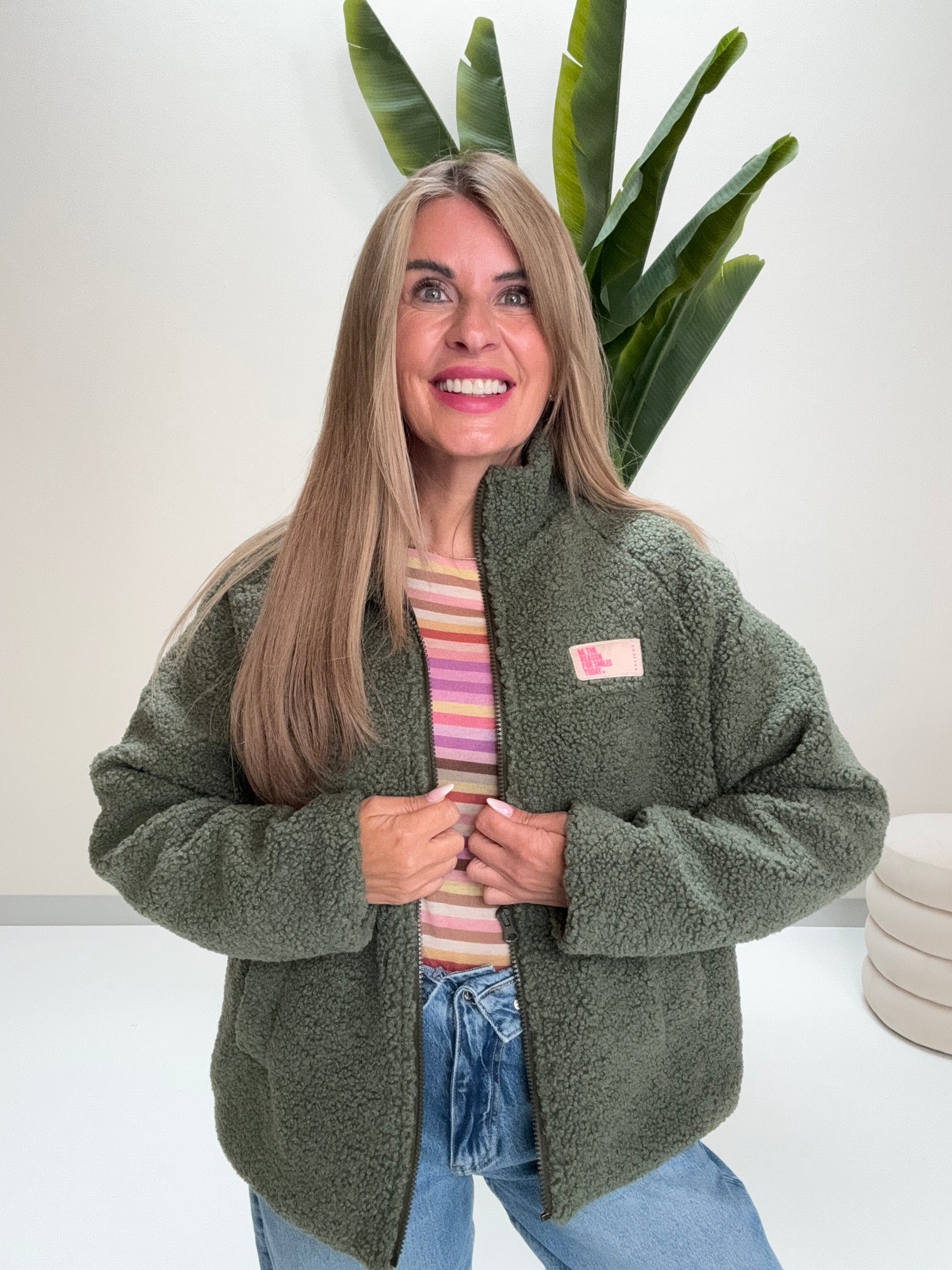 Kuschel Jacke mit Reißverschluss & Patch BE THE REASON FOR SMILES TODAY grün