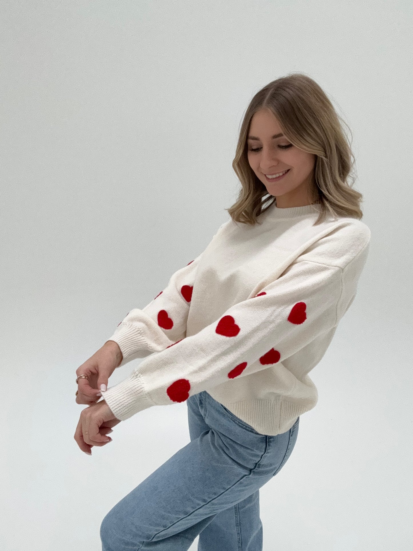 Feinstrick Pullover offwhite mit Herzen an den Ärmeln in rot