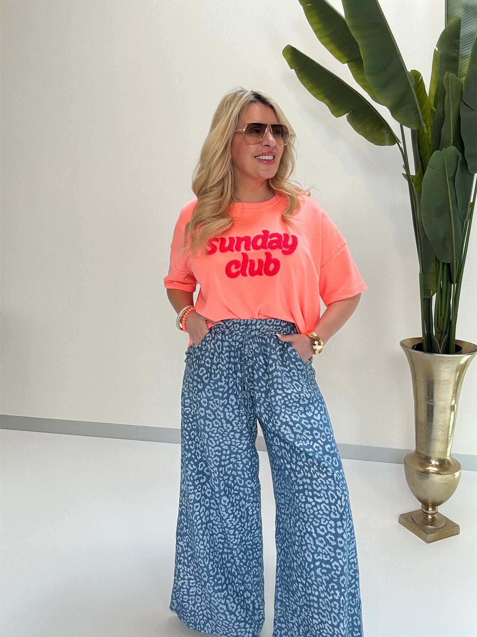 Kurz Arm Sweater Peach Neon  SUNDAY CLUB mit Neon Stickerei