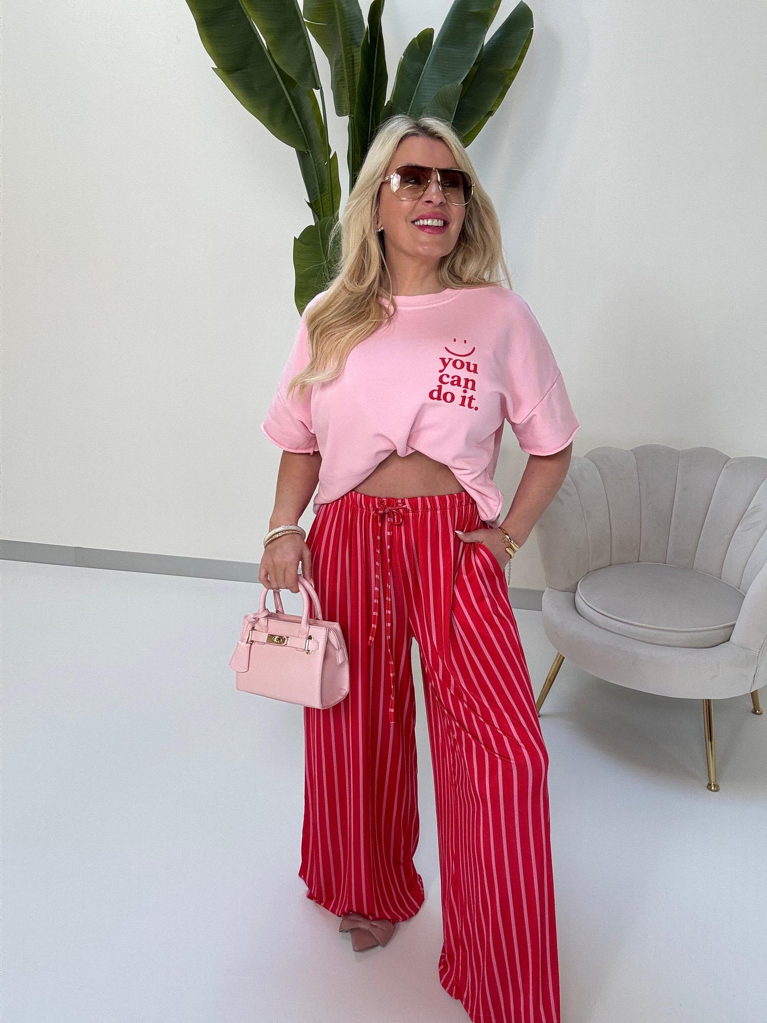 Handtasche rosa LUXURY IS CALLING mit goldener Hardware