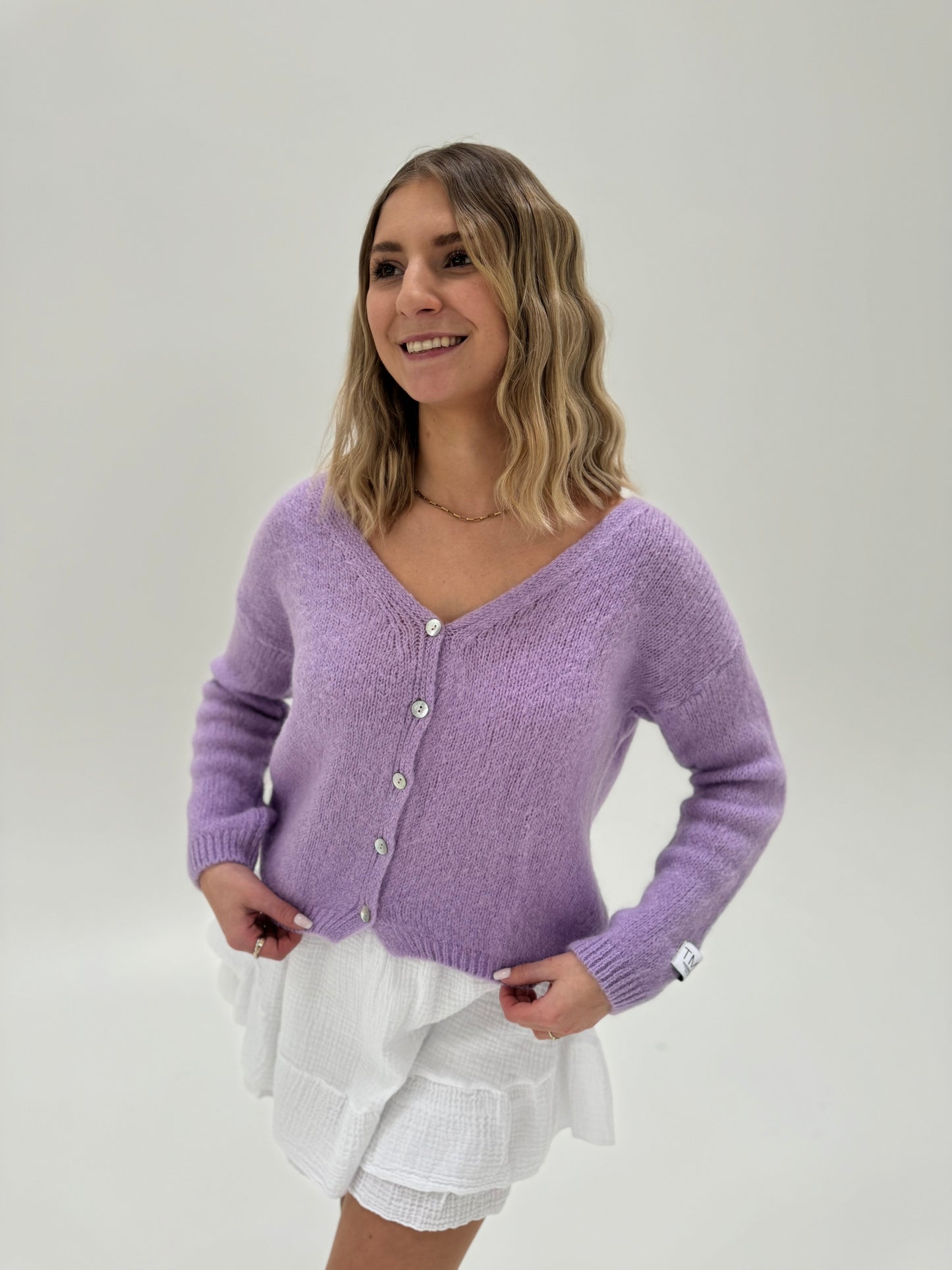 Kuschelweiche Basic Strickjacke mit Patch am Ärmel flieder