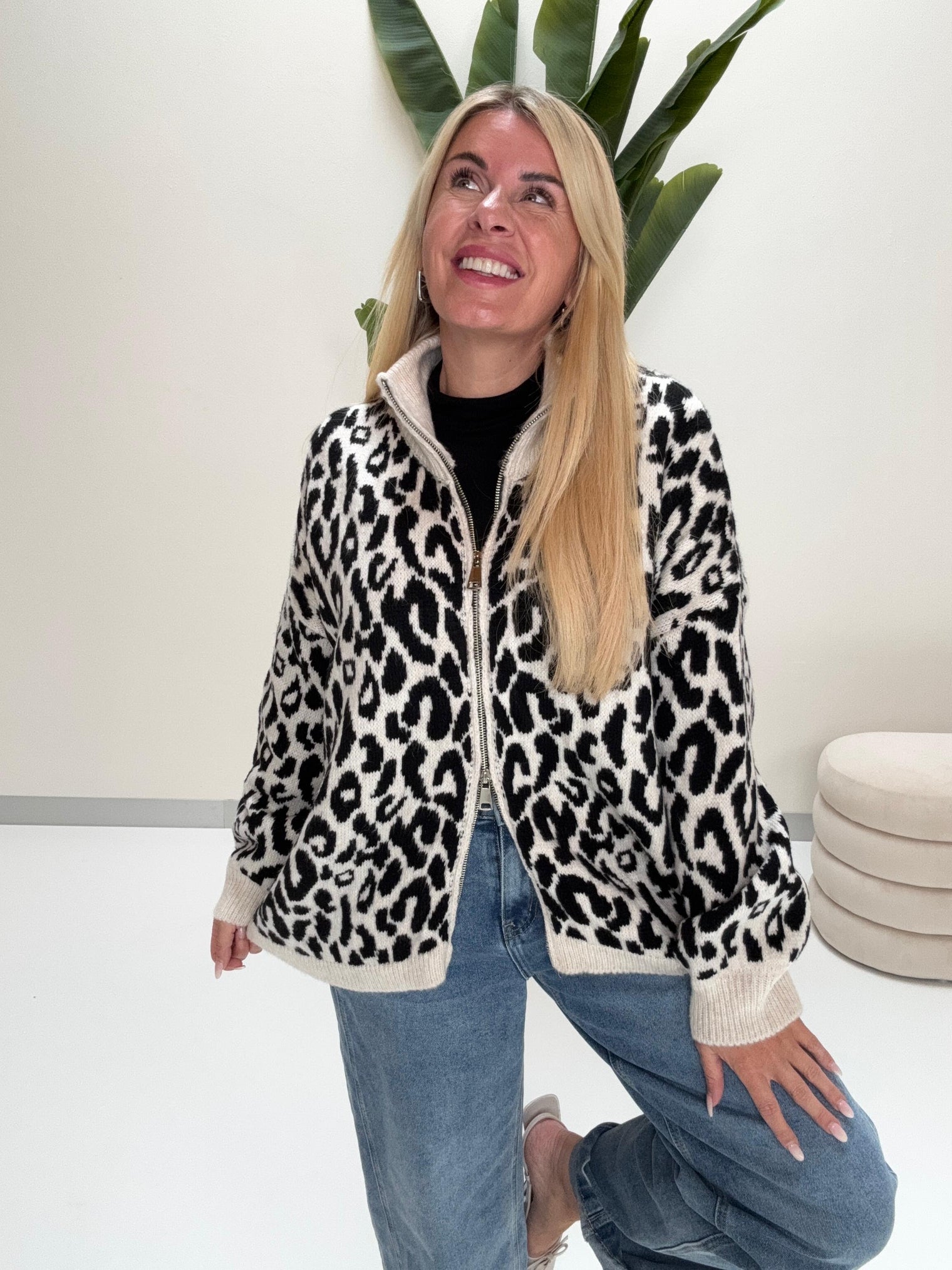 Zipper Strickjacke im angesagten Leo Muster schwarz/creme