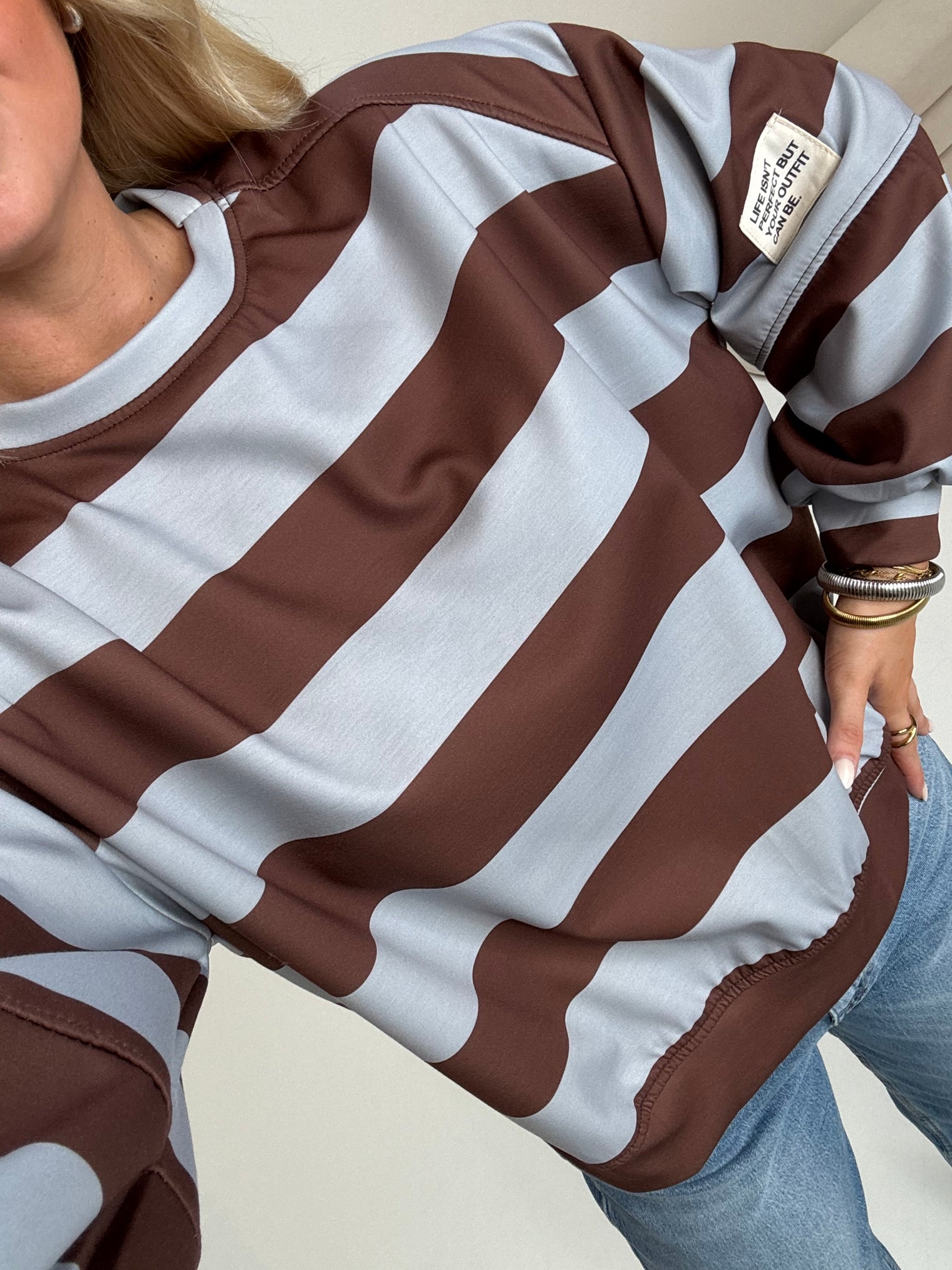 Butterstoff Sweater mit Patch am Ärmel BIG STRIPES hellblau/coffee