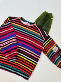 Butterstoff Sweater mit Patch am Ärmel schwarz/rainbow
