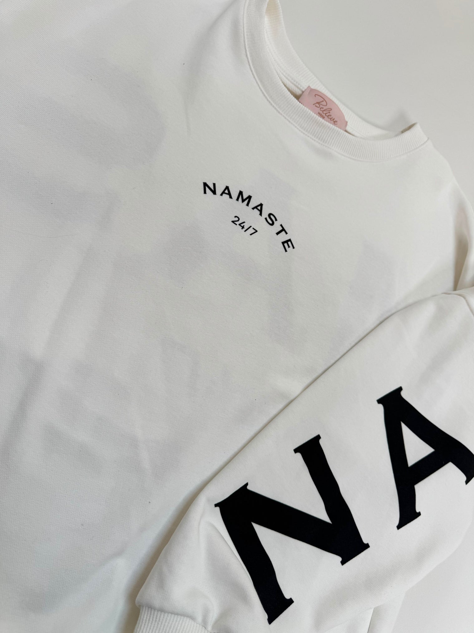 Sweater mit Rückenprint NAMASTE weiß