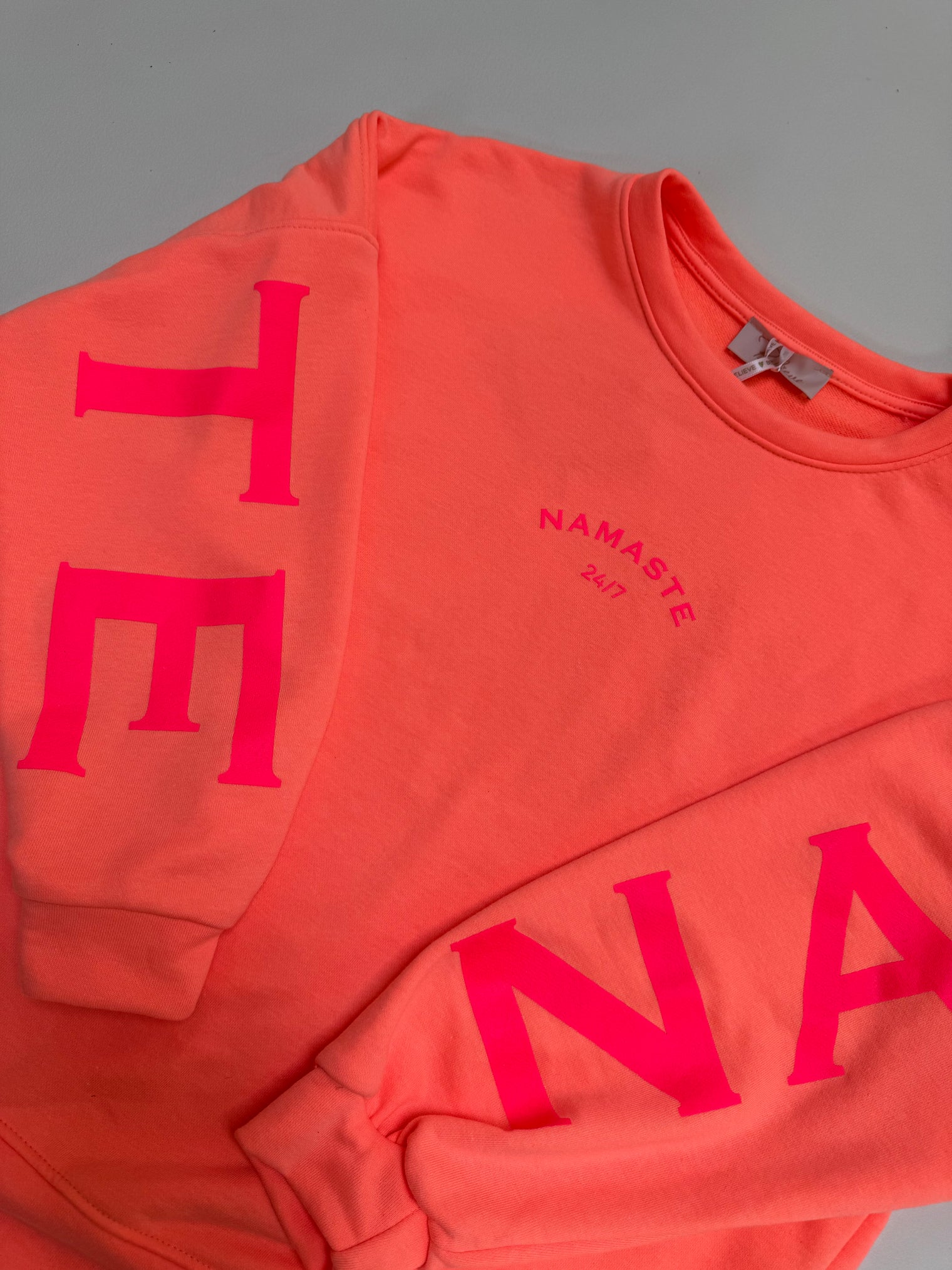 Sweater mit Rückenprint NAMASTE hot peach