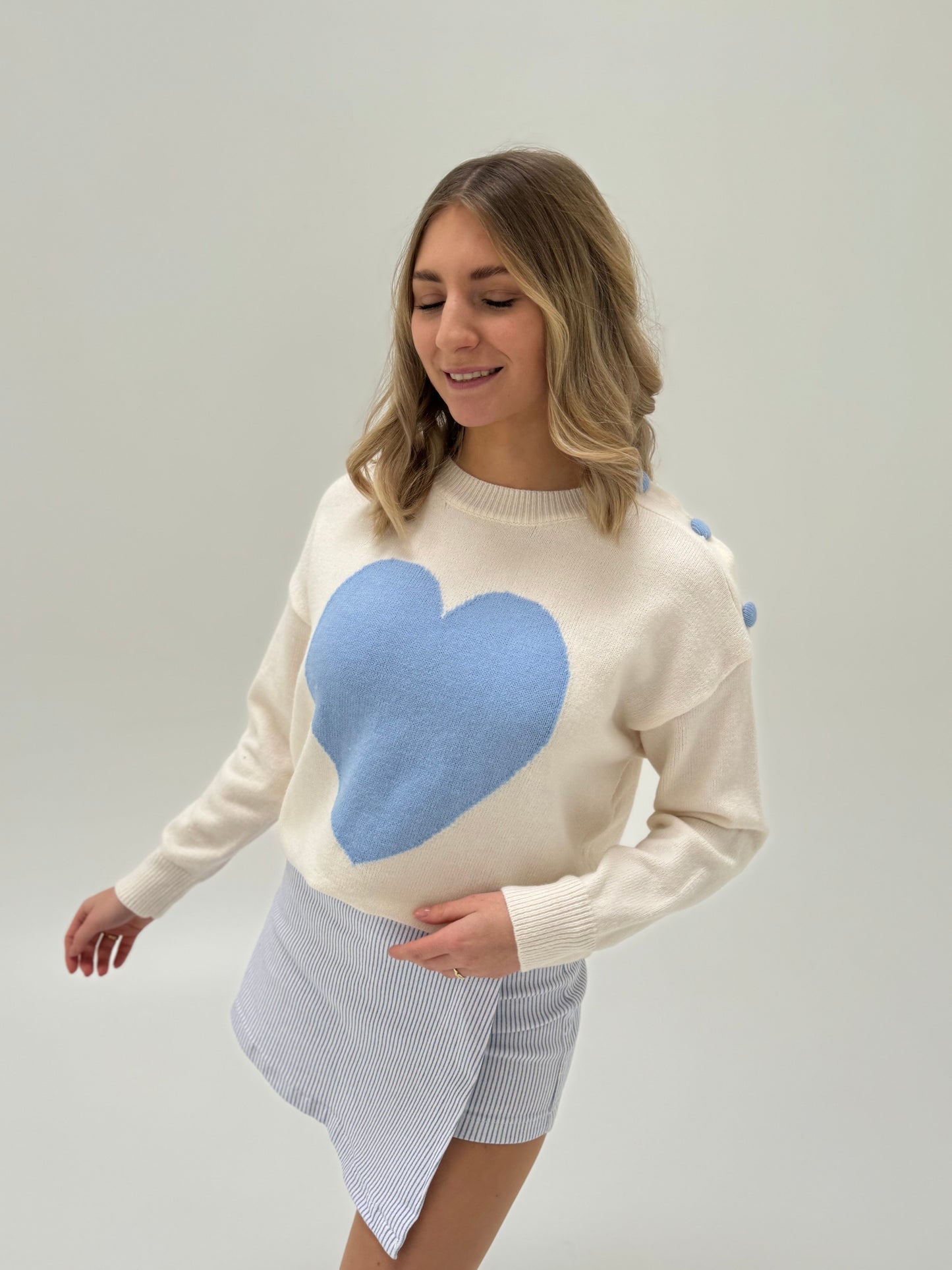 Pullover creme mit großem Herz & Knöpfen an der Schulter in taubenblau