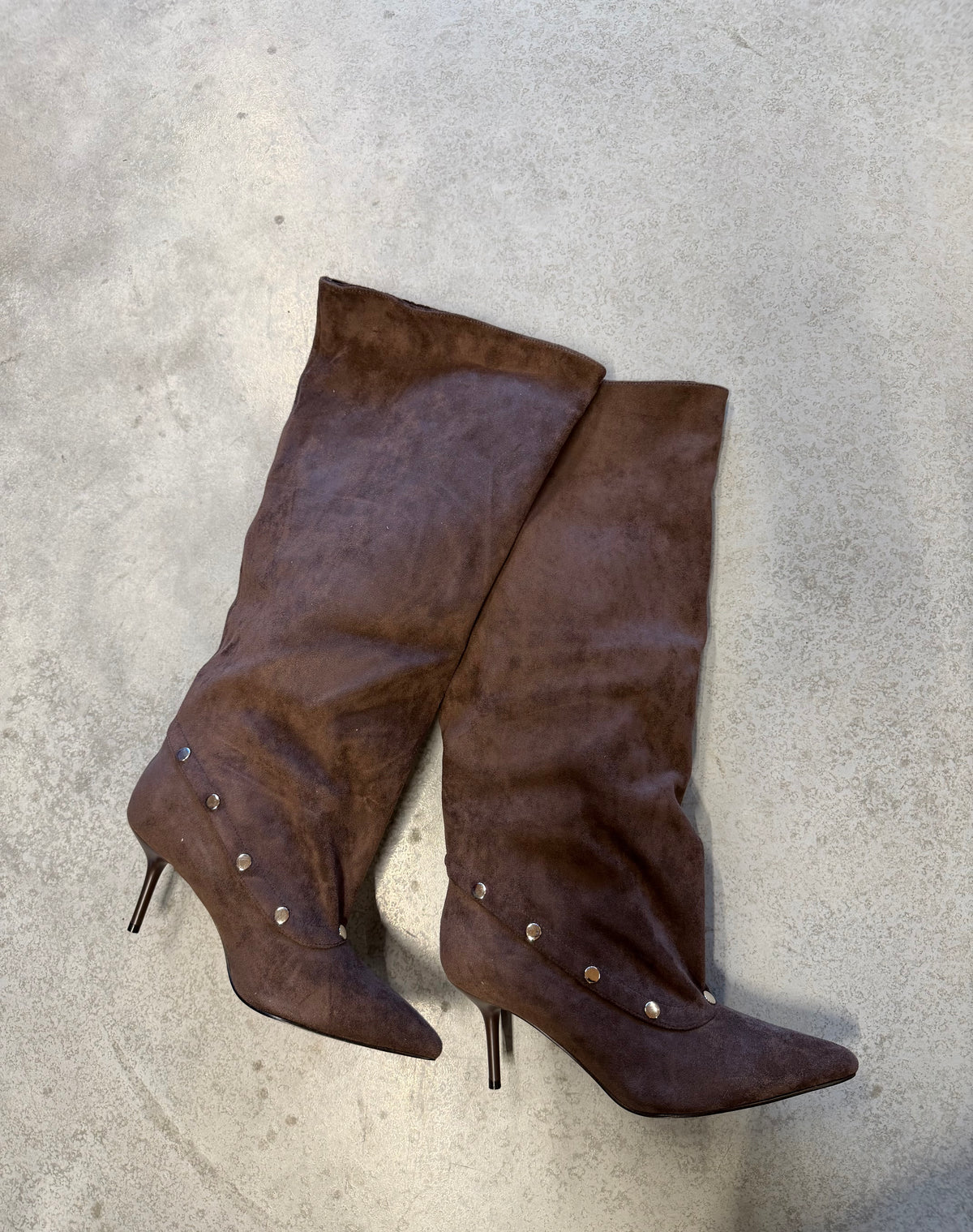 Stiefel mit hohem Schaft und Details braun