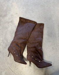 Stiefel mit hohem Schaft und Details braun