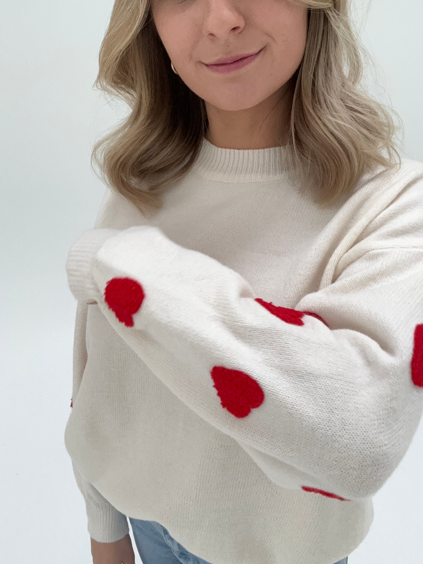 Feinstrick Pullover offwhite mit Herzen an den Ärmeln in rot