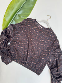 Butterstoff Pullover mit Crinkle Arm dark chocolate leo