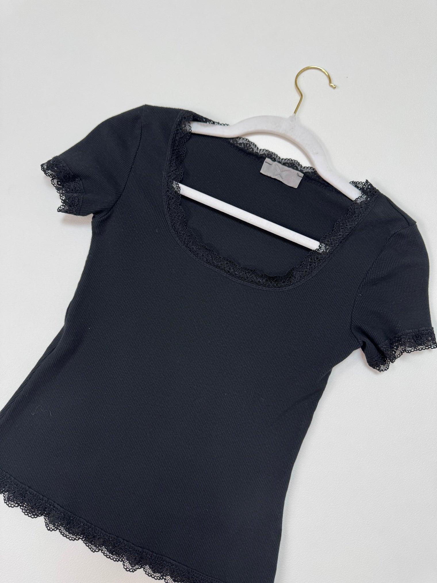 Shirt mit Spitzenrand BASIC QUEEN schwarz